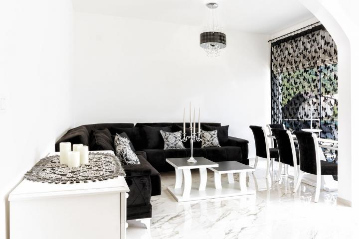 Luxurious penthouse with a stunning terrace and stunning panoramic sea views. 