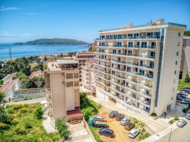 Luxurious penthouse with a stunning terrace and stunning panoramic sea views. 
