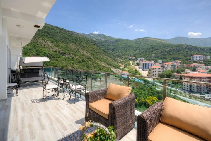 Luxurious penthouse with a stunning terrace and stunning panoramic sea views. 