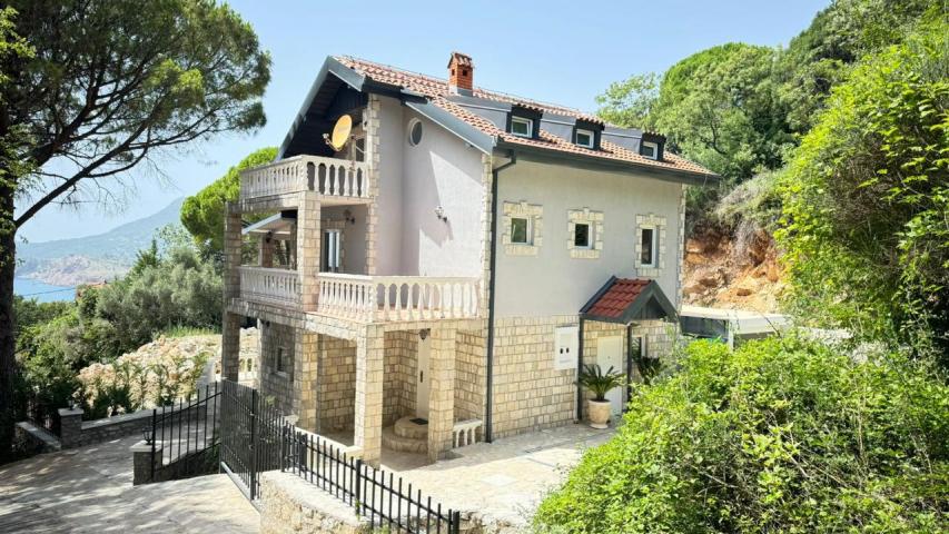 A house is offered for sale in the Bar Riviera, the town of Ratac. 