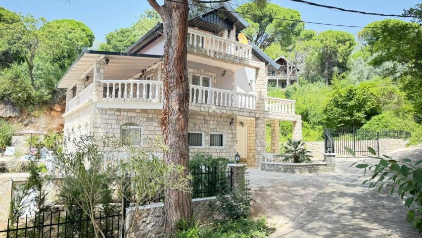 A house is offered for sale in the Bar Riviera, the town of Ratac. 