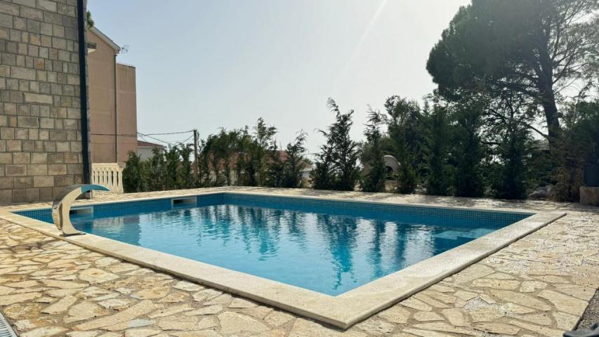 A house is offered for sale in the Bar Riviera, the town of Ratac. 