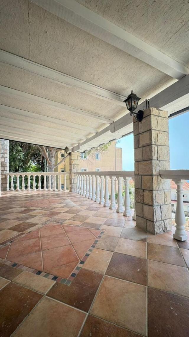 A house is offered for sale in the Bar Riviera, the town of Ratac. 