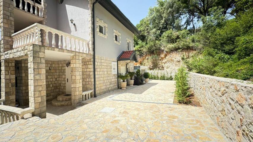 A house is offered for sale in the Bar Riviera, the town of Ratac. 