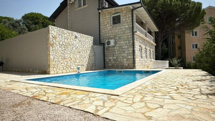A house is offered for sale in the Bar Riviera, the town of Ratac. 