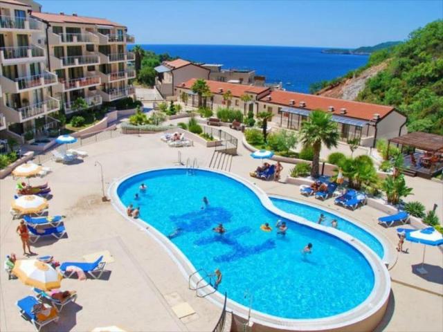 1 Bedroom Apartment in Przno, Complex with Pool