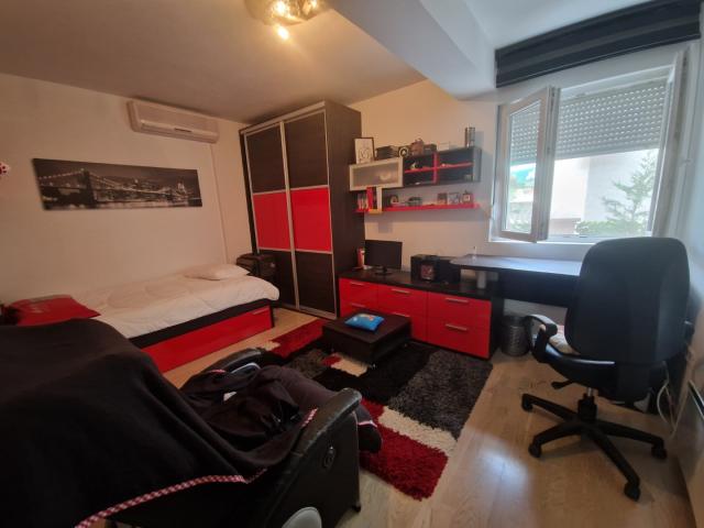 Two-storey mini-hotel in the flat part of Sutomore