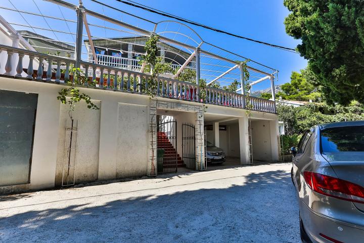 House with restaurant and apartments in Sutomore