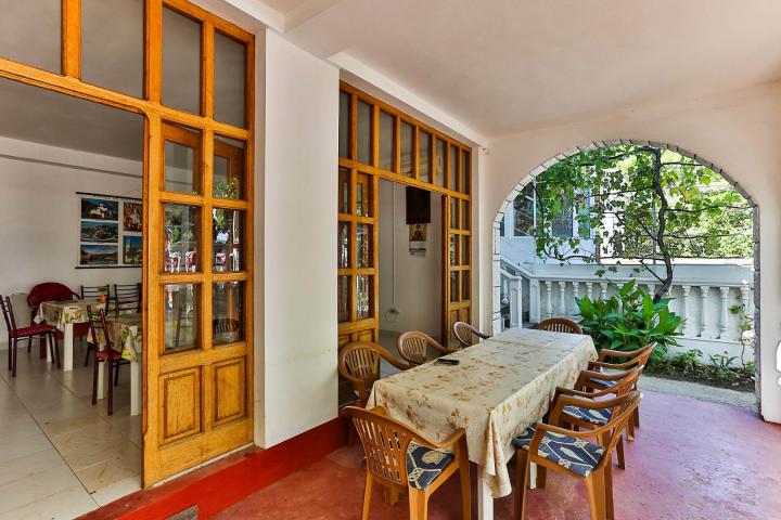 House with restaurant and apartments in Sutomore