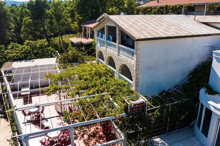 House with restaurant and apartments in Sutomore