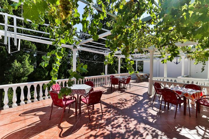 House with restaurant and apartments in Sutomore