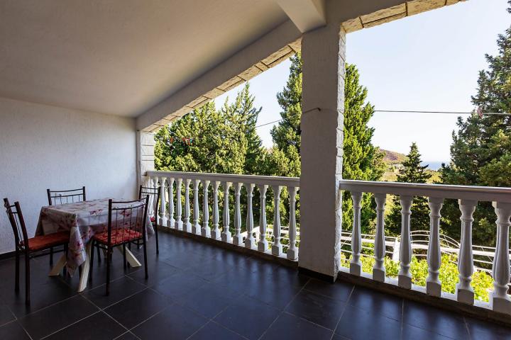 House with restaurant and apartments in Sutomore