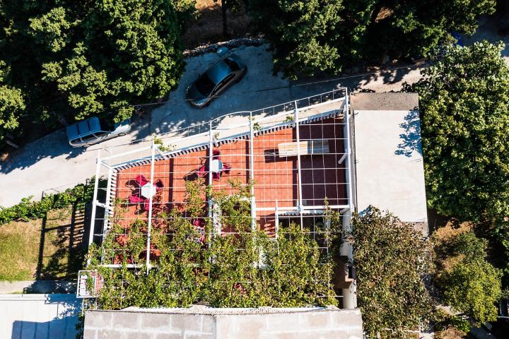 House with restaurant and apartments in Sutomore