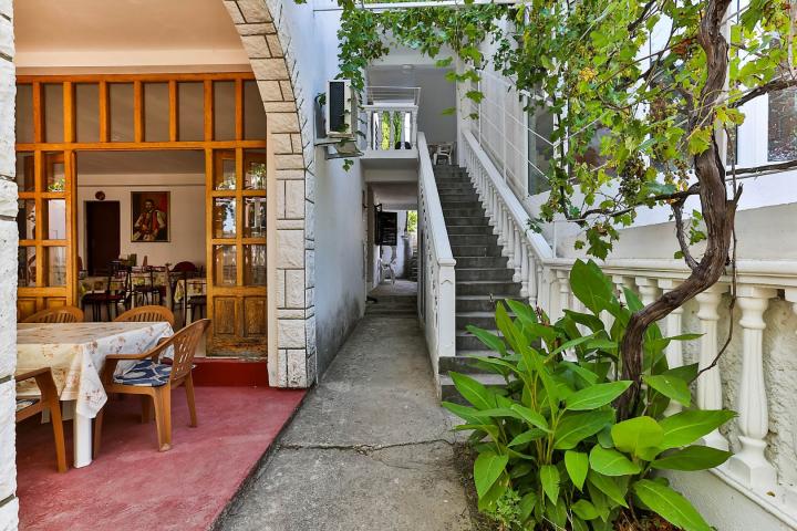 House with restaurant and apartments in Sutomore
