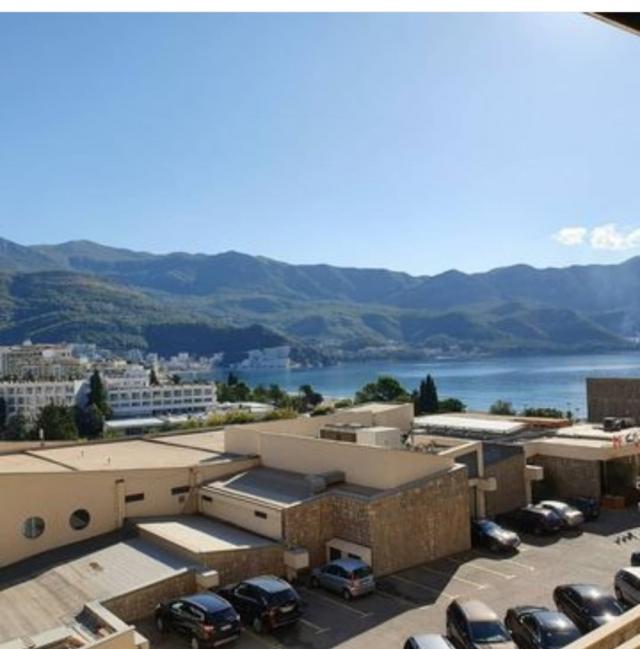 2 bedroom apartment with sea view in complex 