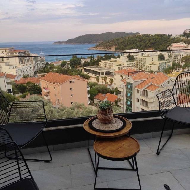 Stylish 3 bedroom apartment with sea view, complex with swimming pool in Becici