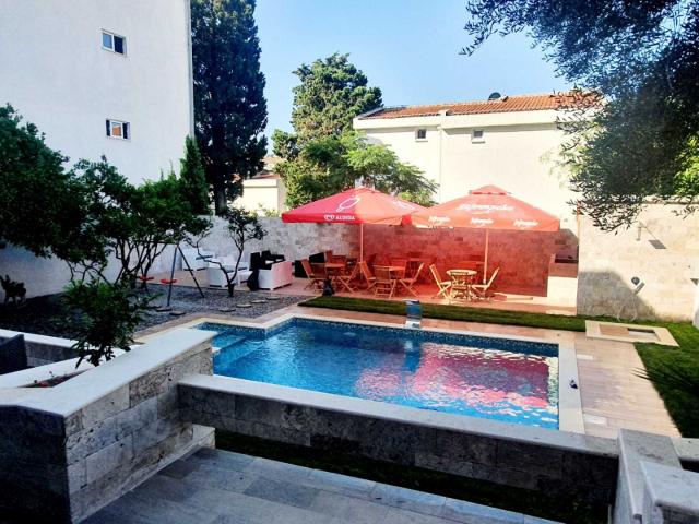 Hotel in Sutomore with 12 apartments, swimming pool, 200 meters from the sea - 800,000 euros