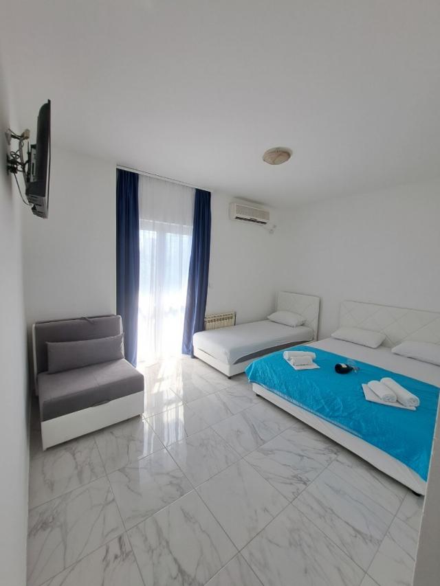 Hotel in Sutomore with 12 apartments, swimming pool, 200 meters from the sea - 800,000 euros