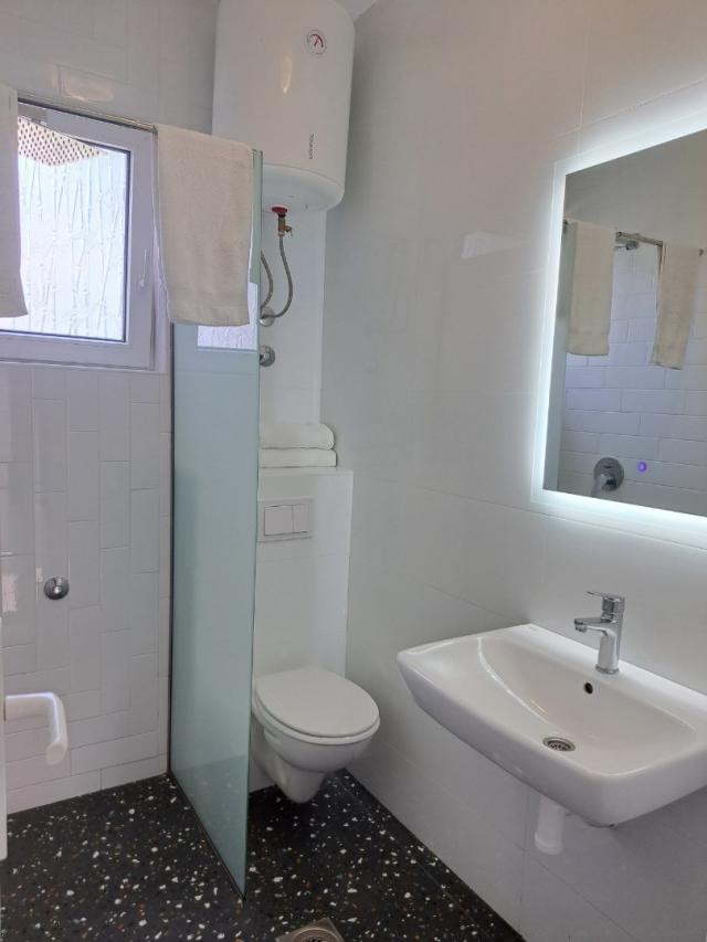 Hotel in Sutomore with 12 apartments, swimming pool, 200 meters from the sea - 800,000 euros