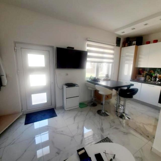 Hotel in Sutomore with 12 apartments, swimming pool, 200 meters from the sea - 800,000 euros