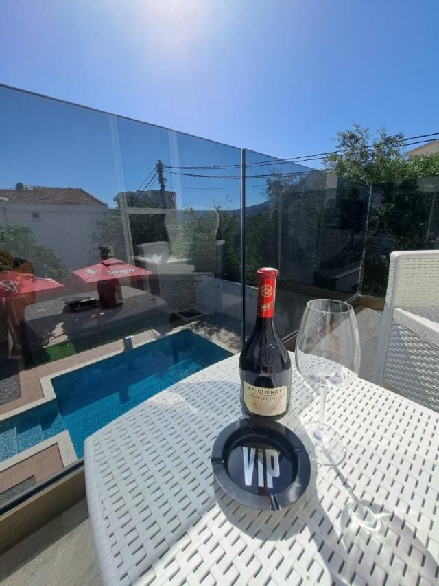 Hotel in Sutomore with 12 apartments, swimming pool, 200 meters from the sea - 800,000 euros