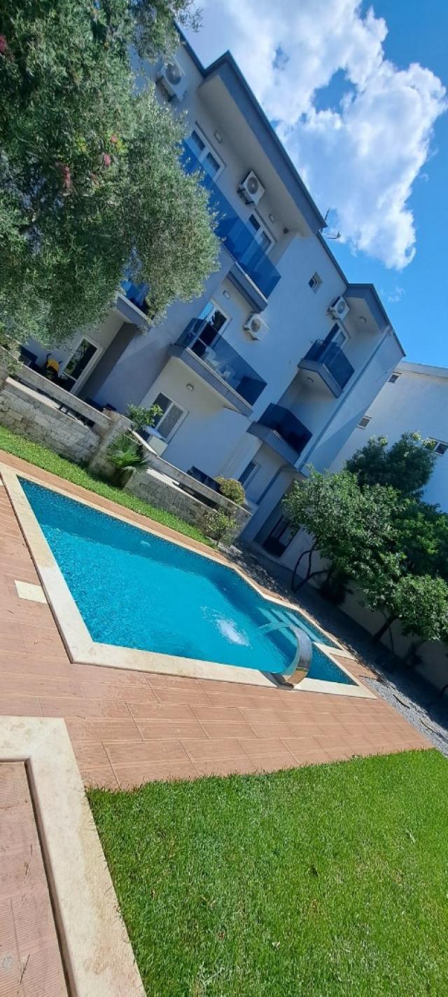 Hotel in Sutomore with 12 apartments, swimming pool, 200 meters from the sea - 800,000 euros