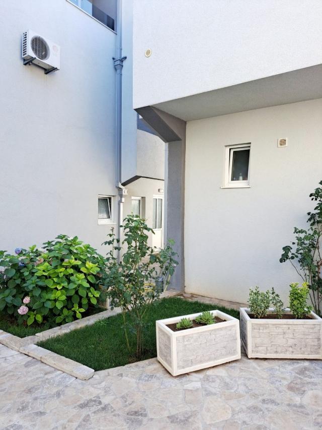 Hotel in Sutomore with 12 apartments, swimming pool, 200 meters from the sea - 800,000 euros