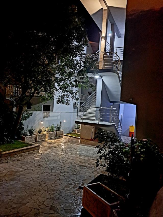 Hotel in Sutomore with 12 apartments, swimming pool, 200 meters from the sea - 800,000 euros