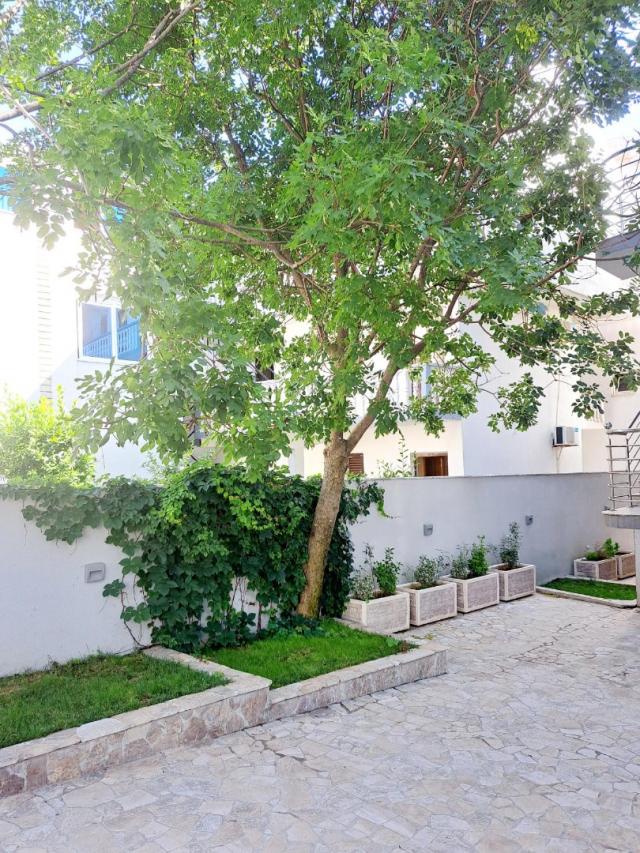 Hotel in Sutomore with 12 apartments, swimming pool, 200 meters from the sea - 800,000 euros