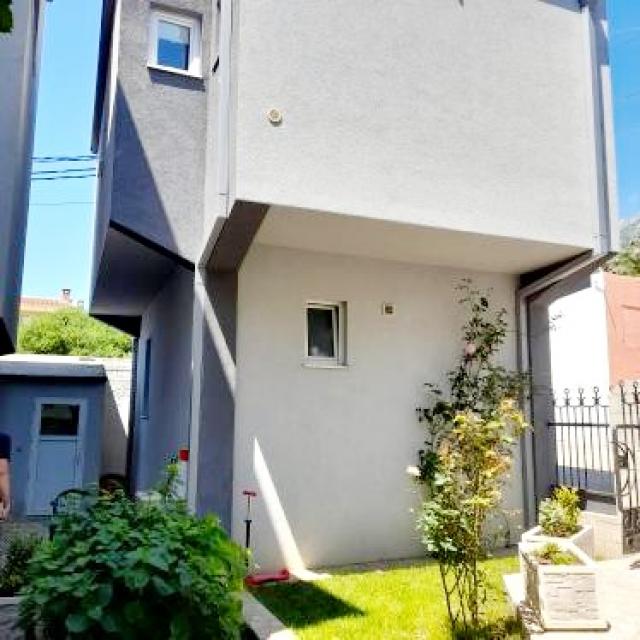 Hotel in Sutomore with 12 apartments, swimming pool, 200 meters from the sea - 800,000 euros