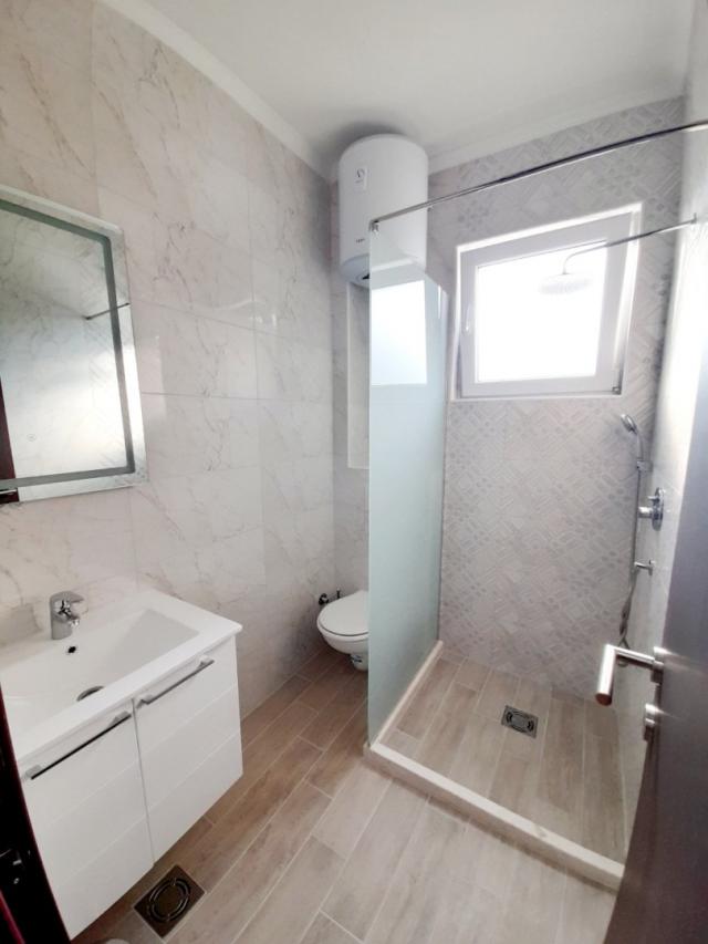 Hotel in Sutomore with 12 apartments, swimming pool, 200 meters from the sea - 800,000 euros