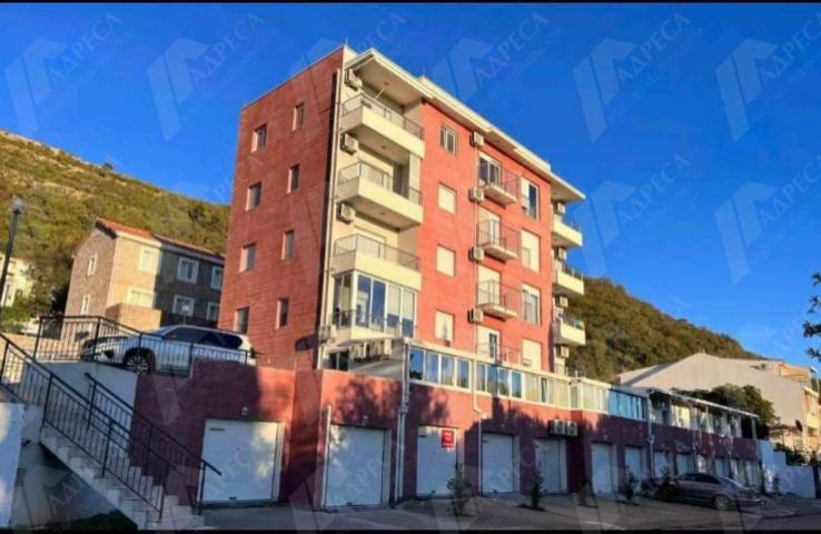 Cozy 2 bedroom apartment with sea view in Petrovac