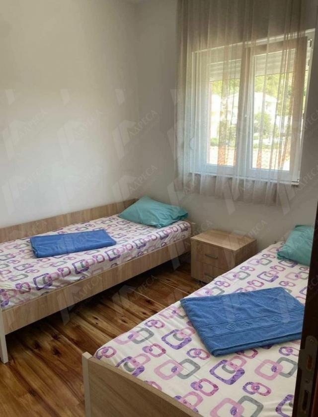 Cozy 2 bedroom apartment with sea view in Petrovac