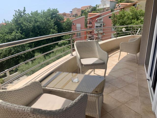 Spacious two bedroom apartment in the Rosemary complex, Petrovac