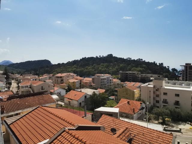 An apartment with a sea view in Petrovac is offered for sale. 