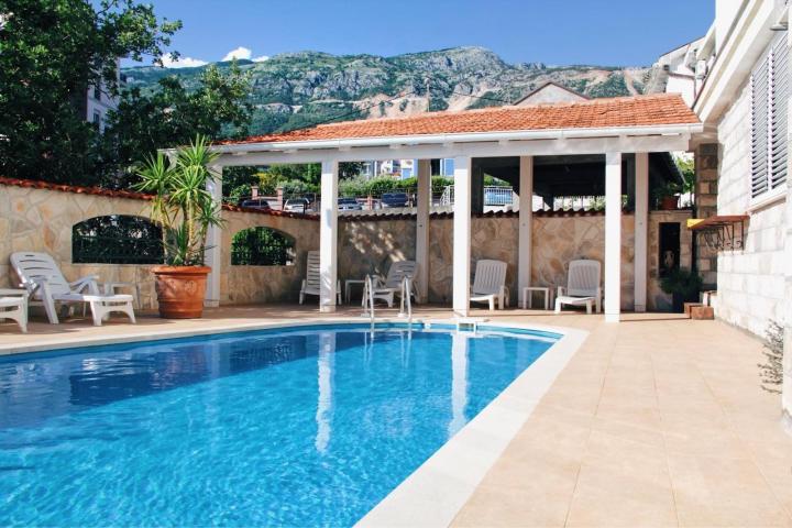 Hotel in Becici 17 apartments