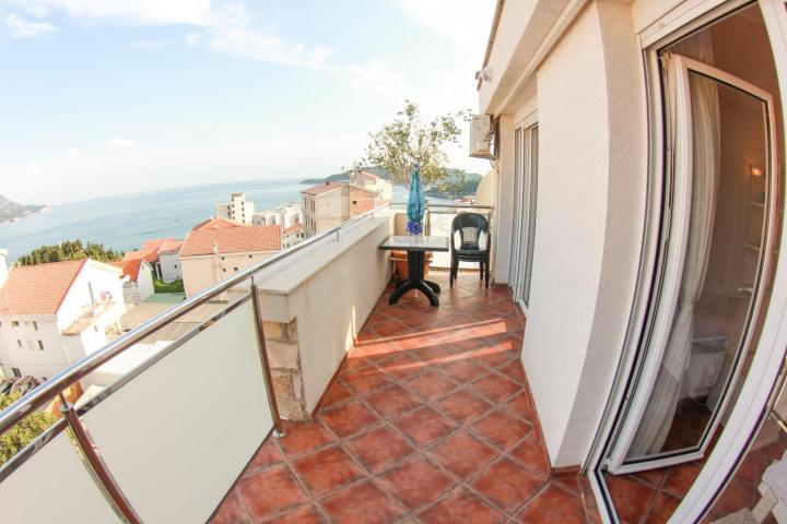 Hotel in Becici 17 apartments