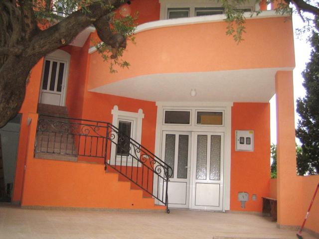 Three-storey house with apartments in Shushani, Bar