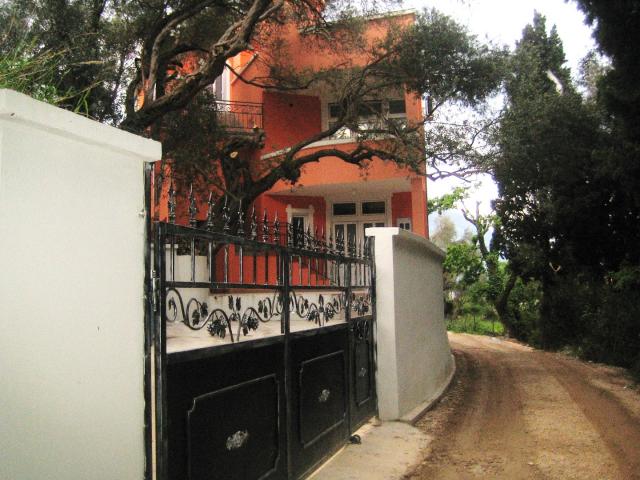 Three-storey house with apartments in Shushani, Bar