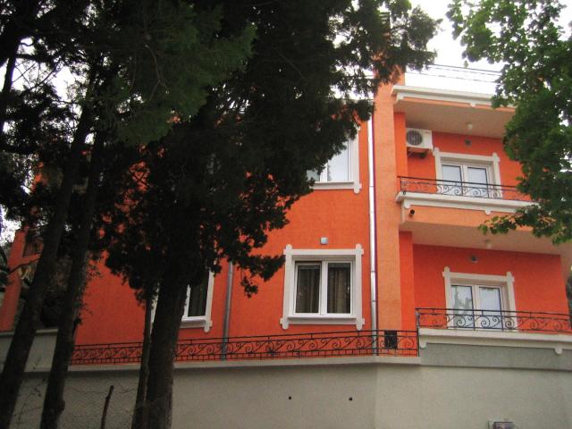 Three-storey house with apartments in Shushani, Bar