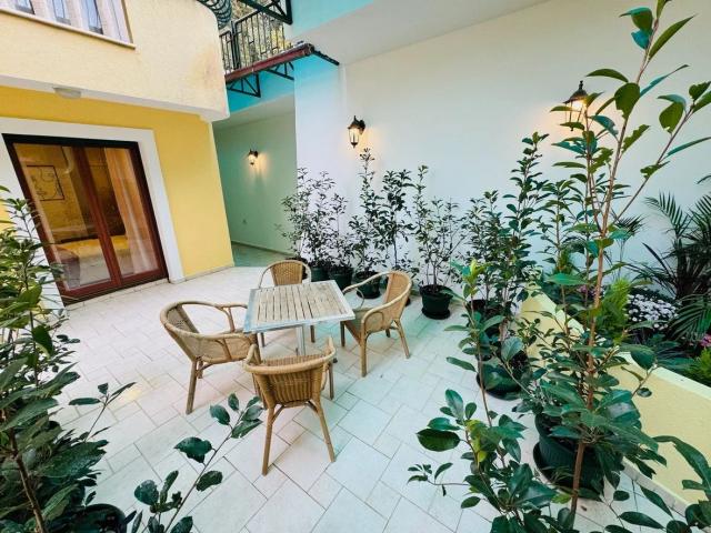Large five-room apartment with its own garden in Petrovac. 