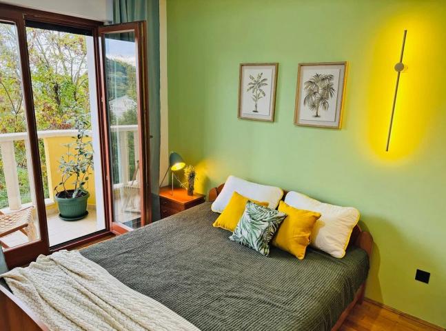 Large five-room apartment with its own garden in Petrovac. 