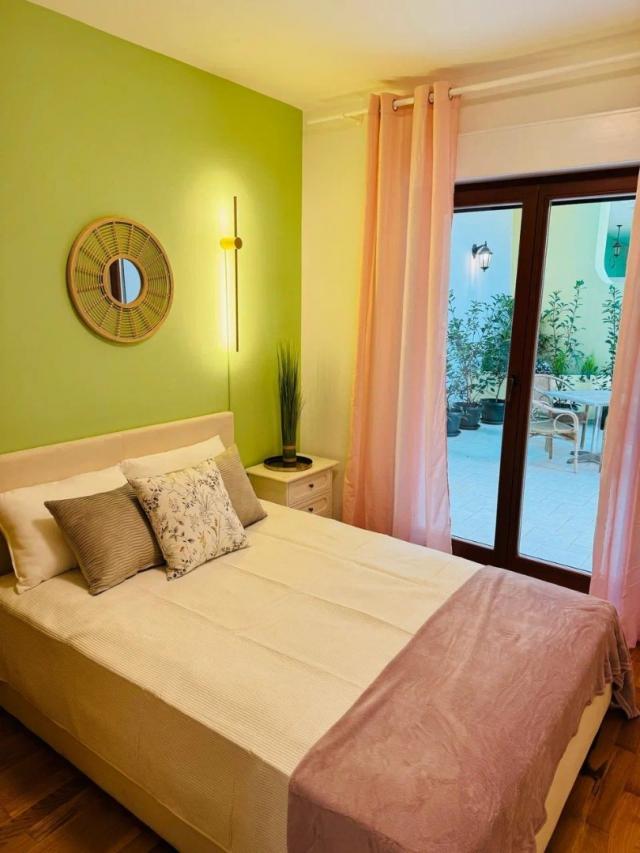 Large five-room apartment with its own garden in Petrovac. 
