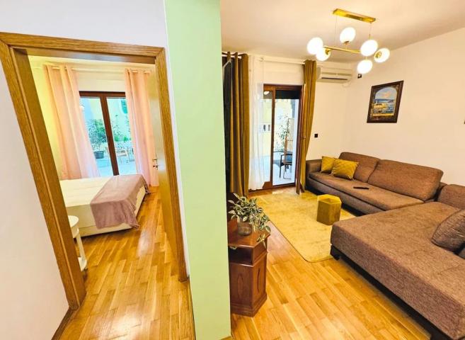 Large five-room apartment with its own garden in Petrovac. 