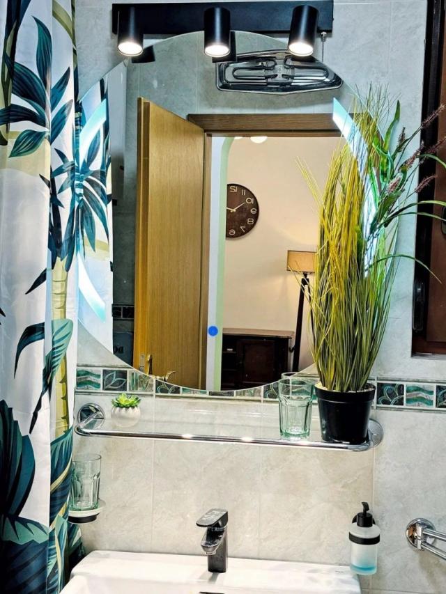 Large five-room apartment with its own garden in Petrovac. 