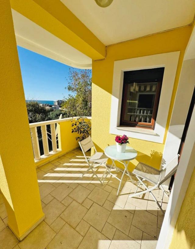 Large five-room apartment with its own garden in Petrovac. 