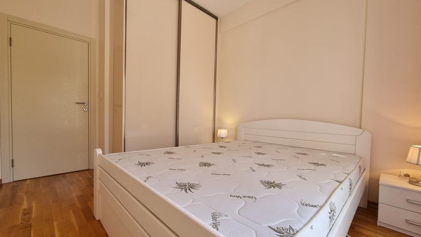 Apartment with spacious terrace and garage space, Becici