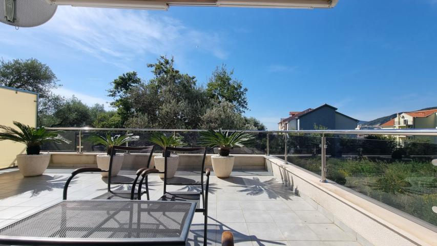 Apartment with spacious terrace and garage space, Becici