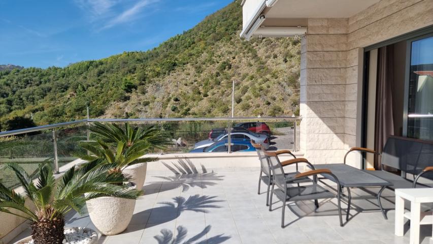 Apartment with spacious terrace and garage space, Becici