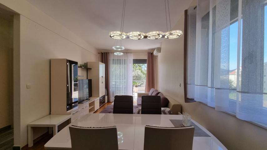 Apartment with spacious terrace and garage space, Becici